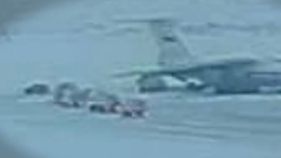 СК показал кадры посадки украинских военнопленных в Ил-76