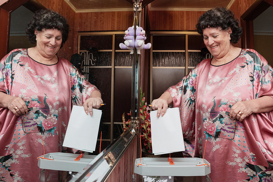 На фото: женщина участвует в выездном голосовании в Петропавловске-Камчатском, Камчатский край. 

Первыми открылись избирательные участки в Камчатском крае и Чукотском автономном округе: они начали работу еще в 23:00 мск 14 марта.&nbsp;Ранее завершилось досрочное голосование: с 25 февраля отдать голос за кандидата можно было в труднодоступных местностях, а также в 42 субъектах, включая новые регионы.