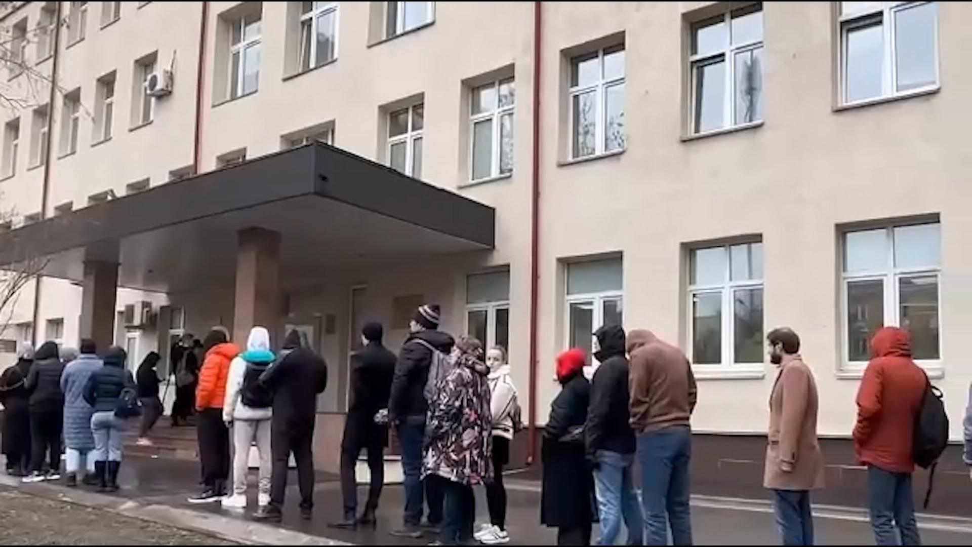 Очередь у центра сдачи крови в Москве. Видео