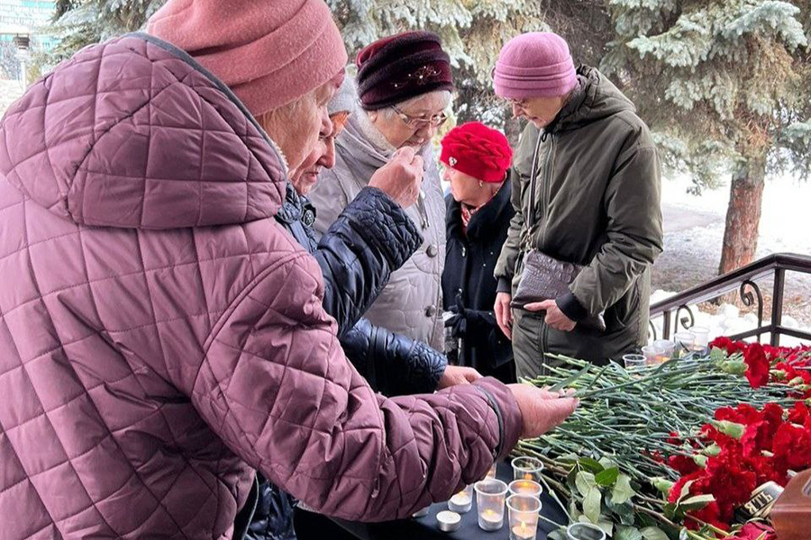 В Кемеровской области в память о жертвах теракта объявили трехдневный траур. В регионе отменили культурные, спортивные и массовые мероприятия. Траур по всей стране объявили 24 марта