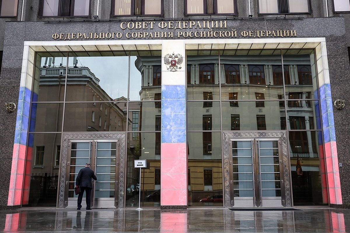 Совет Федерации одобрил закон, согласно которому маркировка импортного алкоголя федеральными специальными марками будет осуществляться исключительно на территории России