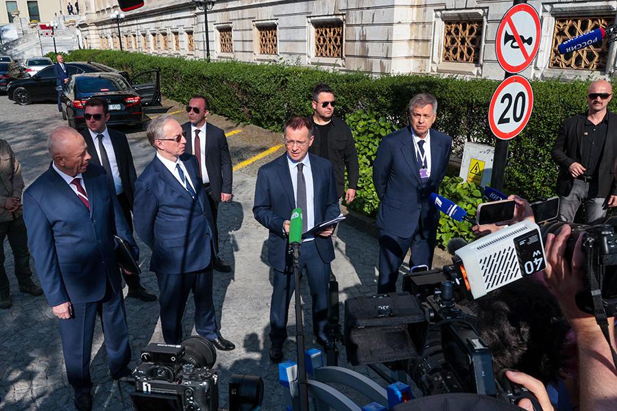 Владимир Мединский (в центре) во время пресс-подхода по итогам переговоров между делегациями России и Украины возле дворца Чираган в Стамбуле, 2 июня 2025 года