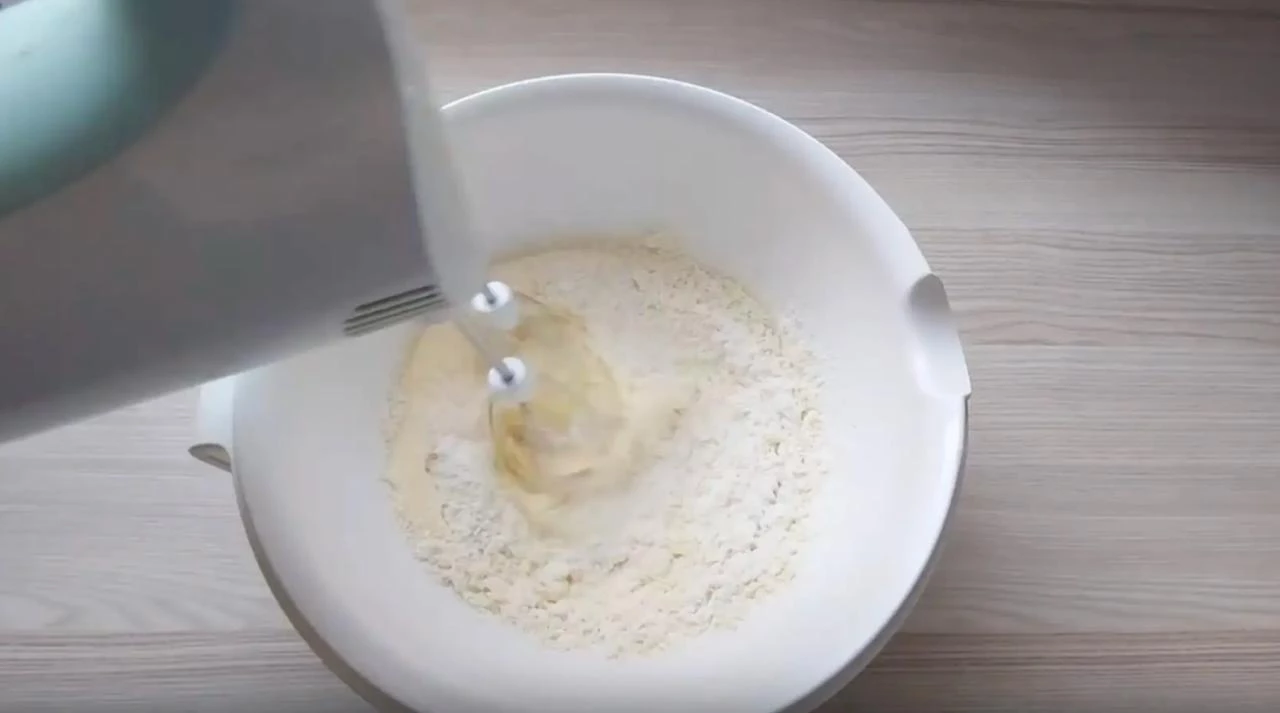 Всыпьте 100 г муки