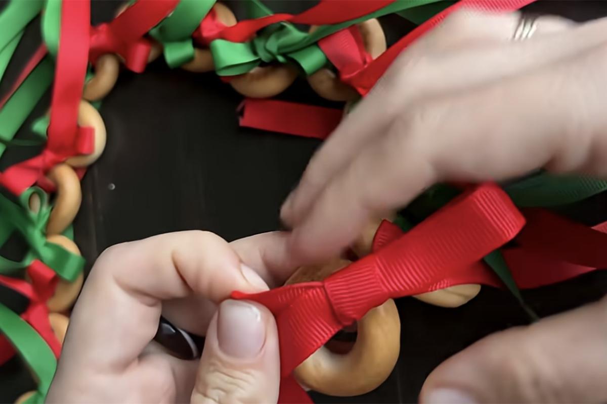 Как сделать новогоднюю гирлянду из сушек