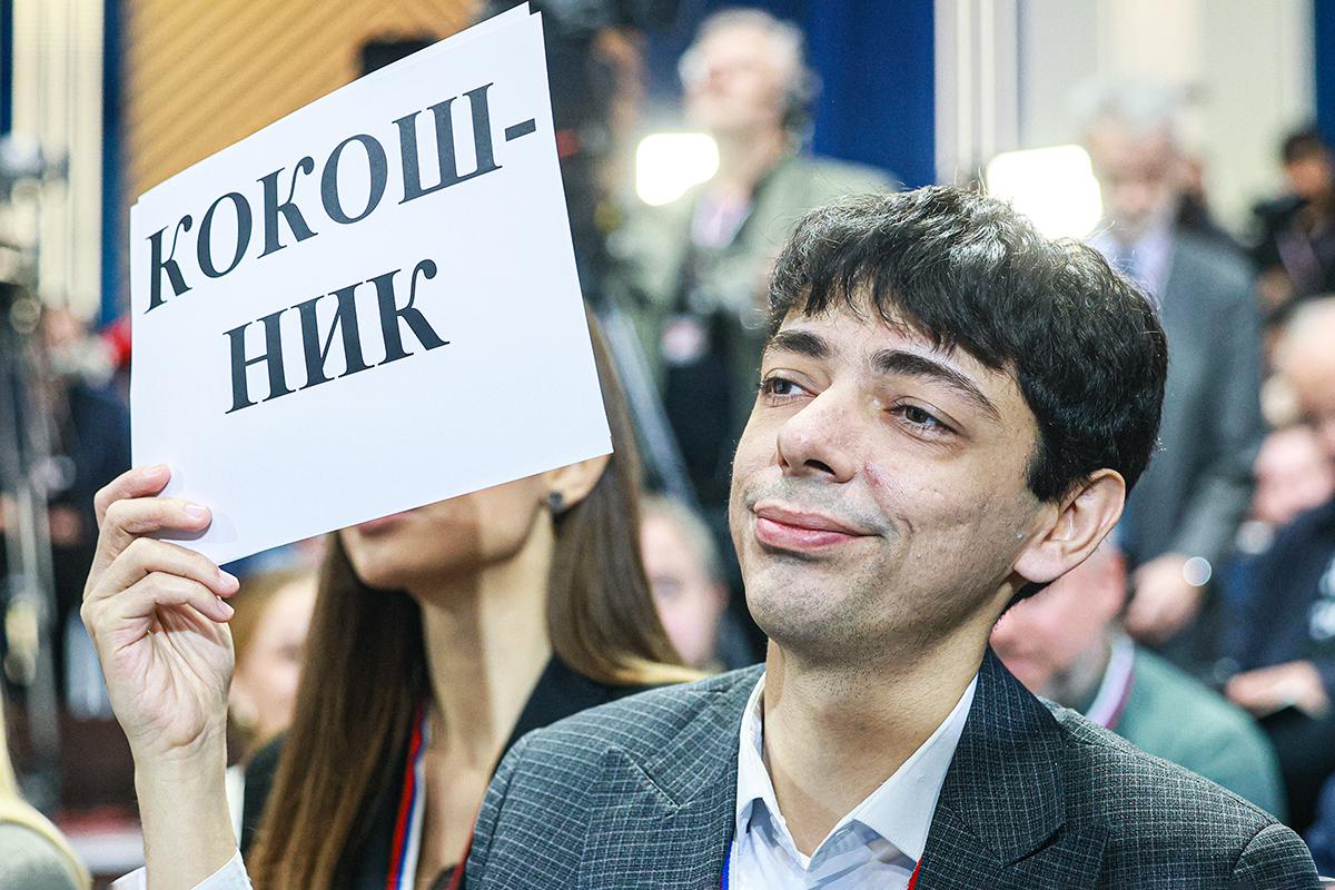 Те гости, которые не были в подобном образе, пытались привлечь внимание названием головного убора на плакате