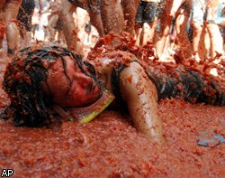 Испанцы отметили фестиваль "Ла Томатина" помидорной войной. ФОТО, ВИДЕО