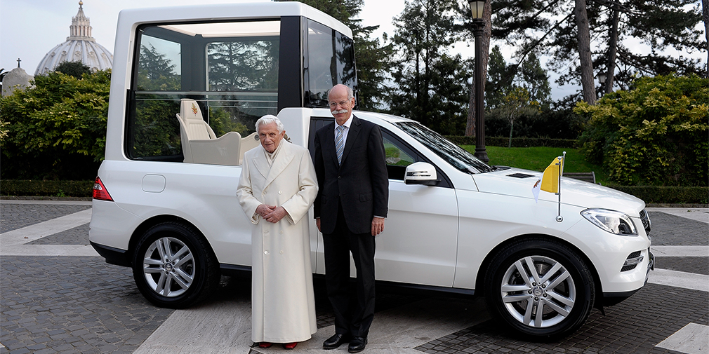 Папамобиль

Нынешний Папа Римский Франциск принципиально отказывается от папамобиля. Он призывает к максимальной аскезе: по обычным делам ездит за рулем Renault 4L 1984 г., а для официальных мероприятий использует Hyundai Santa Fe. Между тем, для предыдущего Папы Римского&nbsp;Mercedes-Benz ML превратили практически в пикап -&nbsp;со стеклянным верхом и площадкой.&nbsp;
