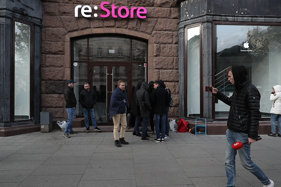 Магазин re: Store на Тверской открылся в 8:00, традиционной очереди за новыми iPhone не было