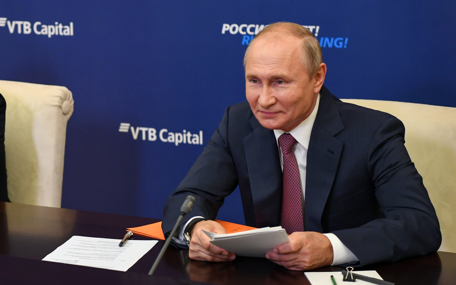 Президент России Владимир Путин в Ново-Огарево во время 12-го инвестиционного форума &laquo;ВТБ Капитал&raquo; &laquo;Россия зовет!&raquo; в онлайн-формате