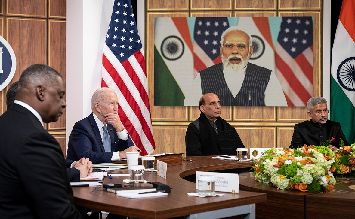Ллойд Остин, президент США&nbsp;Джо Байден,&nbsp;Раджнат Сингх,&nbsp;Субраманьям Джайшанкар (слева направо) и премьер-министр Индии Нарендра Моди (на экране) во время переговоров