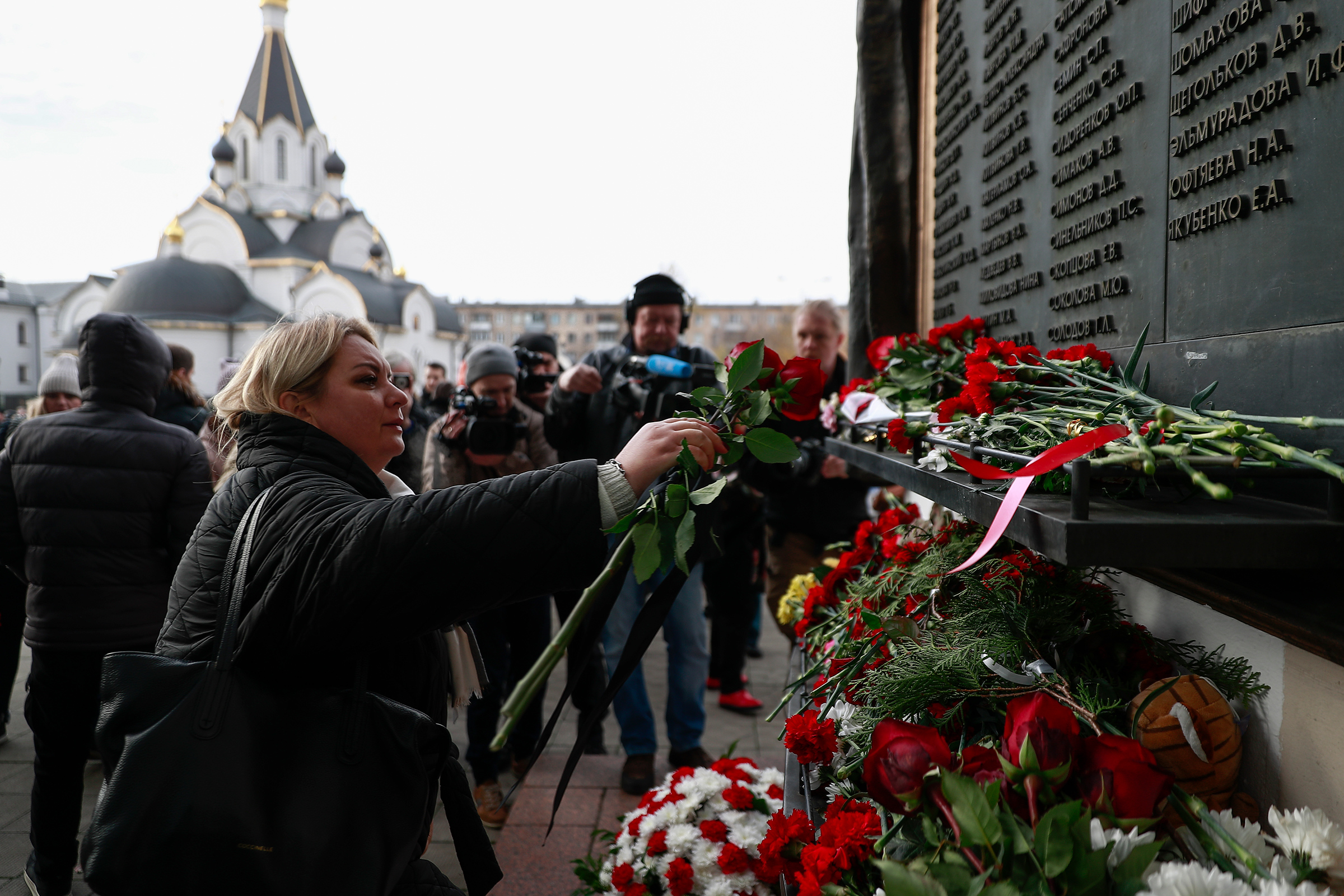 Участники акции возложили цветы к мемориальной доске со списком жертв теракта&nbsp;
