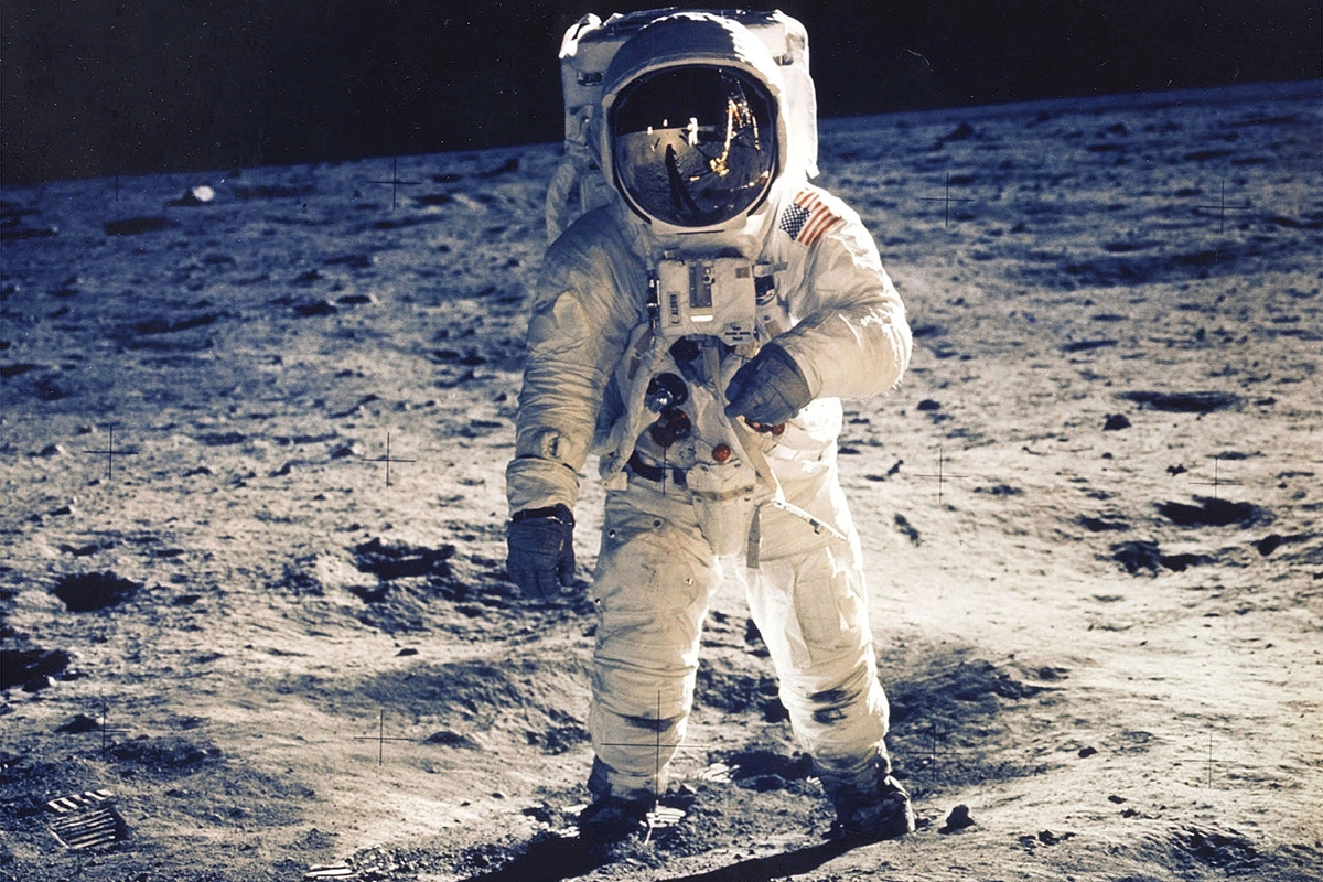 <p>Эдвин Олдрин, пилот лунного модуля &laquo;Аполлона-11&raquo;, прогуливается по поверхности Луны, 20 июля 1969 года</p>