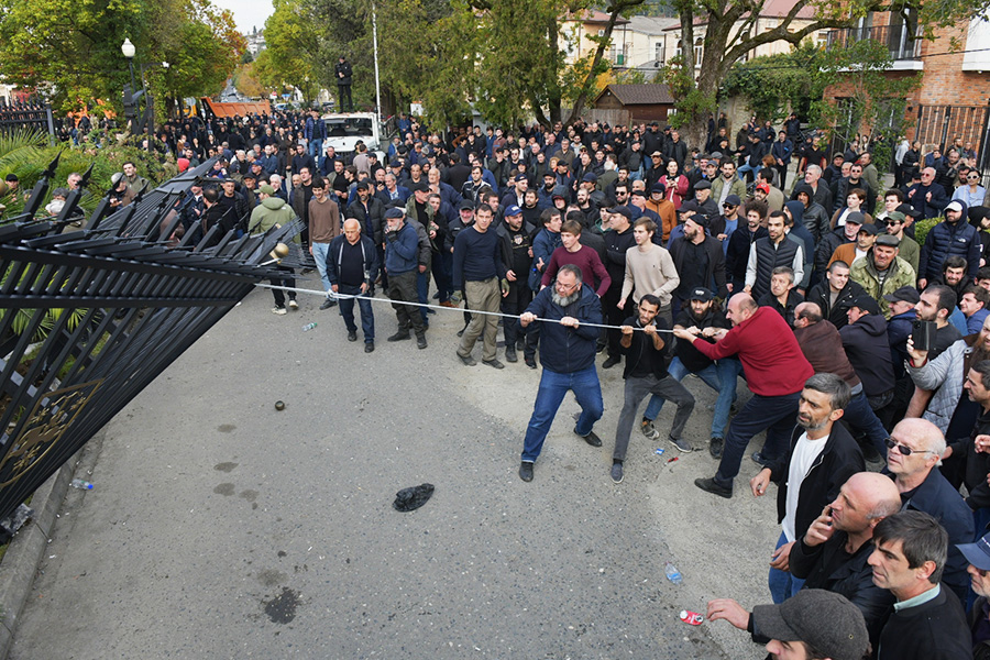 После отмены заседания митингующие пошли на штурм здания, сломав&nbsp;забор вокруг него. Также демонстранты закидывали сторонников власти куриными яйцами. В итоге на переговоры с протестующими вышли глава МИДа и председатель Службы госбезопасности.

Около четырех часов дня протестующие, сломав решетки на окнах и вскрыв дверь, прорвались в здание парламента. Они призвали власти отклонить ратификацию инвестсоглашения. Также оппозиция потребовала отставки действующего президента Аслана Бжании, вице-президента Бадры Гунбы и премьер-министра Александра Анкваба.