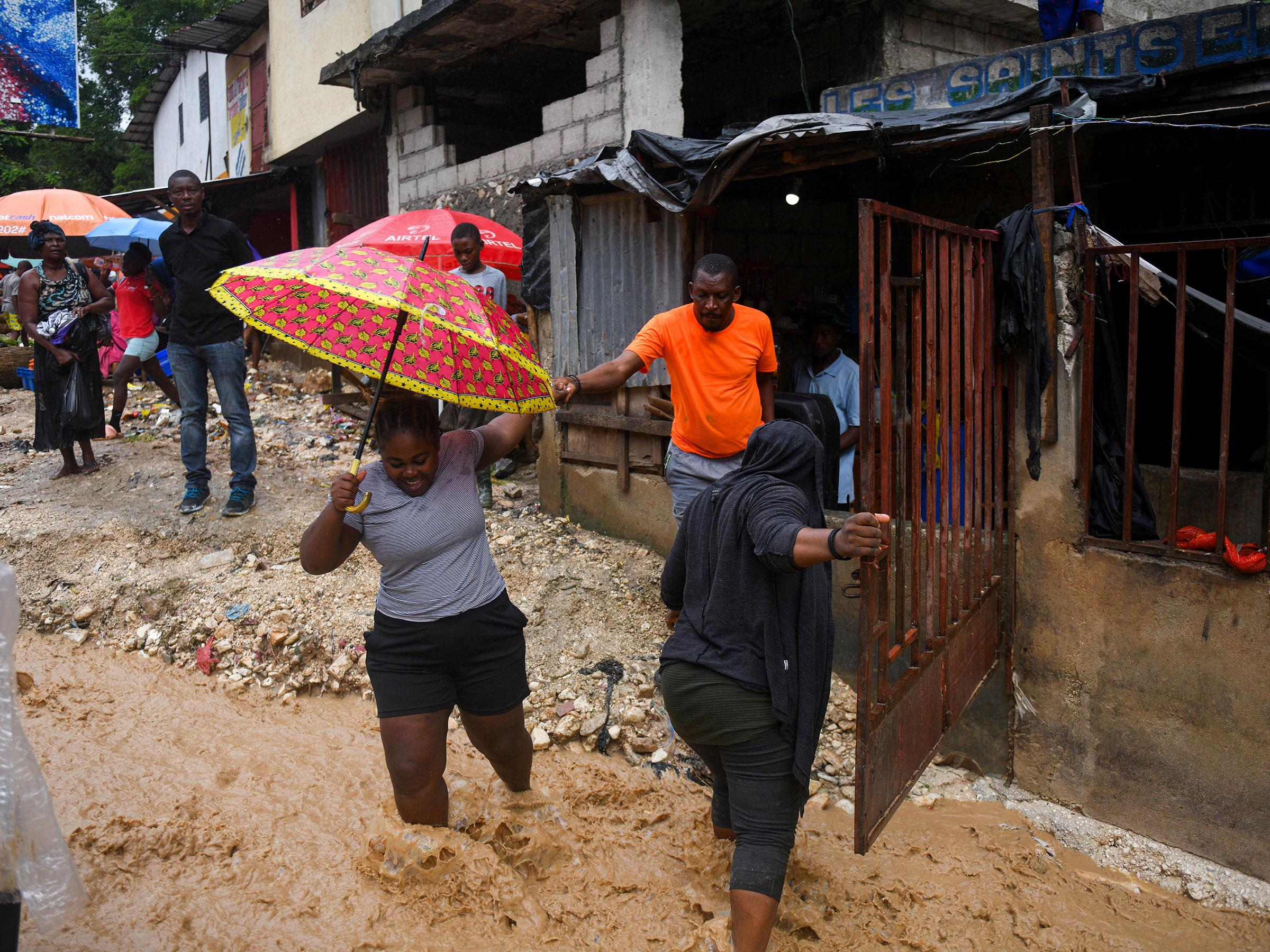 Порт-о-Пренсе, Гаити, 29 октября 2025 года.

По данным Агентства по борьбе со стихийными бедствиями Гаити, по всей стране затоплено более тысячи зданий, около 12 тыс. человек были вынуждены покинуть свои дома.