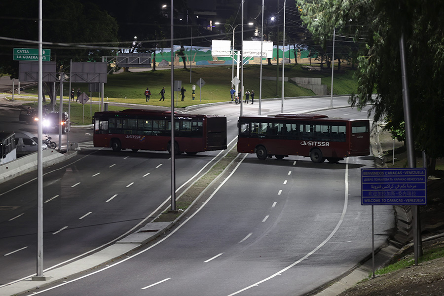 Заблокированная автобусами улица в Каракасе.