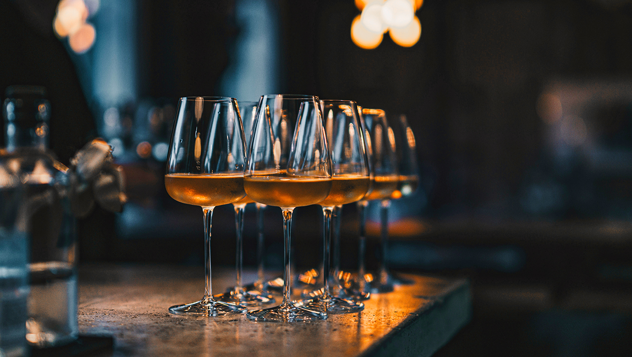 Винный критик Джеймс Саклинг откроет бар в Гонконге