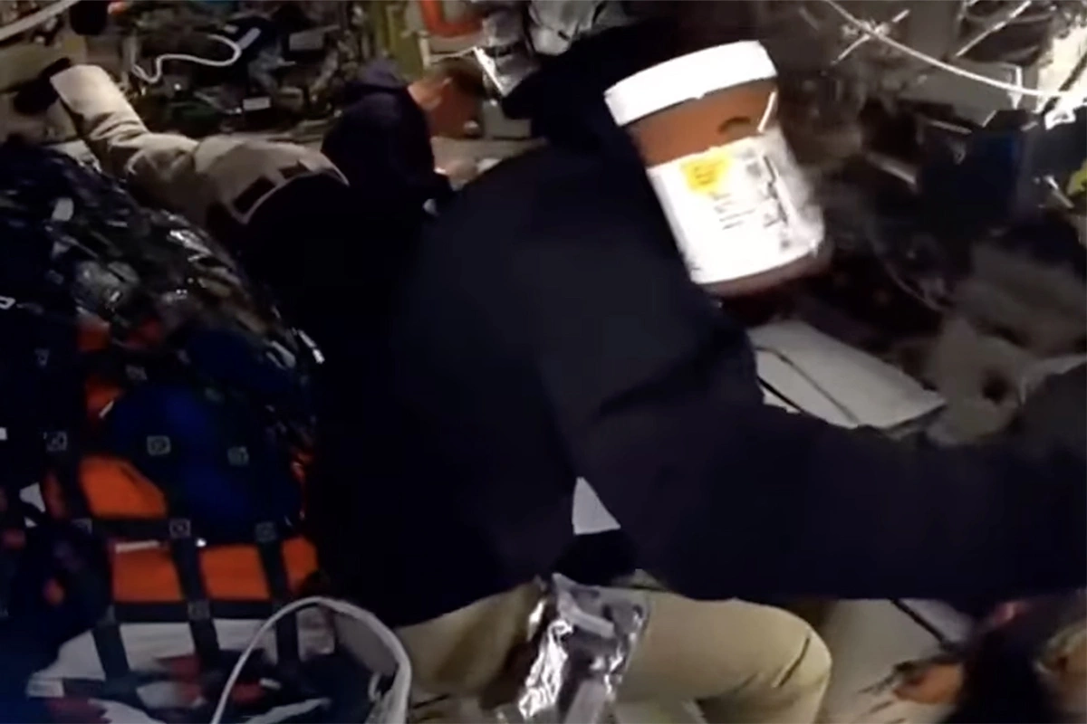 Баночка ореховой пасты Nutella дрейфует внутри кабины космического корабля «Орион» лунной миссии «Артемида-2»