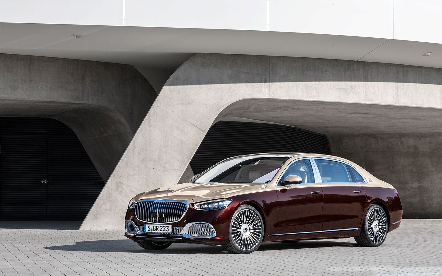 Mercedes-Maybach S-Class оснащен мотором V8 мощностью 503 или 612 л.с.