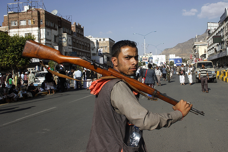 Шиитский повстанец с оружием на акции протеста в Сане&nbsp;





