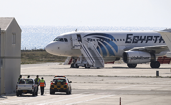 Самолет Airbus A320 авиакомпании EgyptAir в&nbsp;аэропорту Ларнаки на&nbsp;Кипре&nbsp;29 марта 2016 года


&nbsp;
