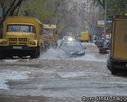 Водители эвакуируют жителей из затопленных улиц в Москве. ВИДЕО