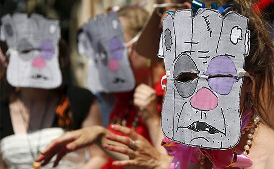 Активисты в сатирических масках перед зданием Минкульта Украины требуют ввода запрета на вступления артистов с пророссийской позицией, июль 2015 года




