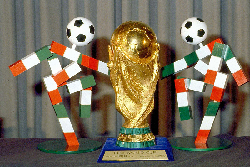 1990&nbsp;год, Италия&nbsp;&mdash;&nbsp;Чао

Раскрашенный в&nbsp;цвета итальянского флага человек с&nbsp;мячом вместо&nbsp;головы стал символом чемпионата 1990 года. Имя&nbsp;&mdash;&nbsp;Чао&nbsp;&mdash;&nbsp;ему выбирали путем всенародного голосования.
