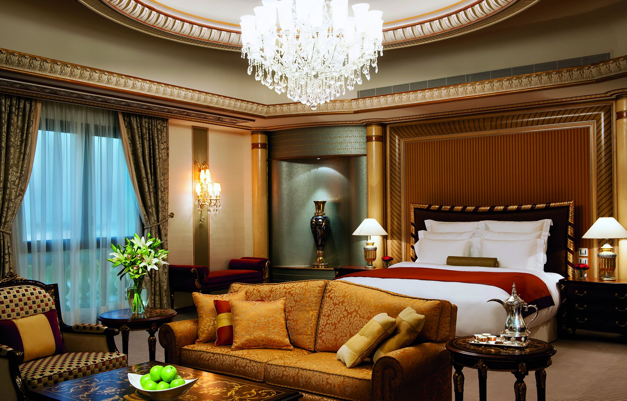 <a href="https://www.tripadvisor.ru/Hotel_Review-g293995-d2366709-Reviews-The_Ritz_Carlton_Riyadh-Riyadh_Riyadh_Province.html">Рейтинг отеля</a> на сайте TripAdvisor &mdash; 4,5 звезды из пяти возможных. В пятизвездочном отеле для некурящих есть собственный бассейн, пляж, несколько ресторанов и спа-комплекс.