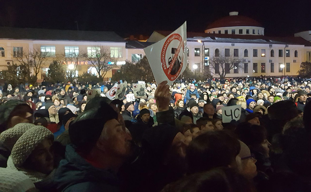 Стихийный митинг у здания администрации в Волоколамске&nbsp;29 марта 2018 года


