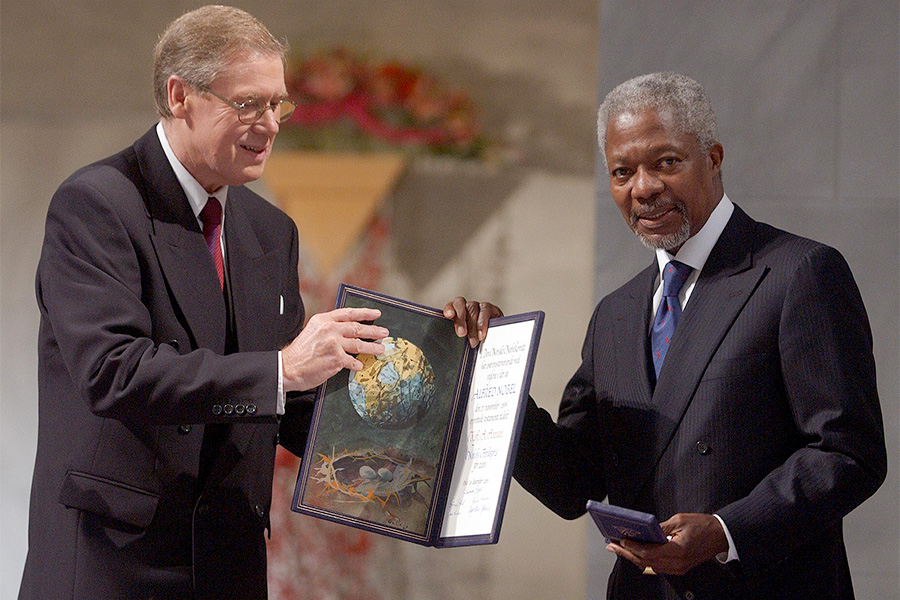 Генеральный секретарь Кофи Аннан получает Нобелевскую премию мира. 10 декабря 2001 года