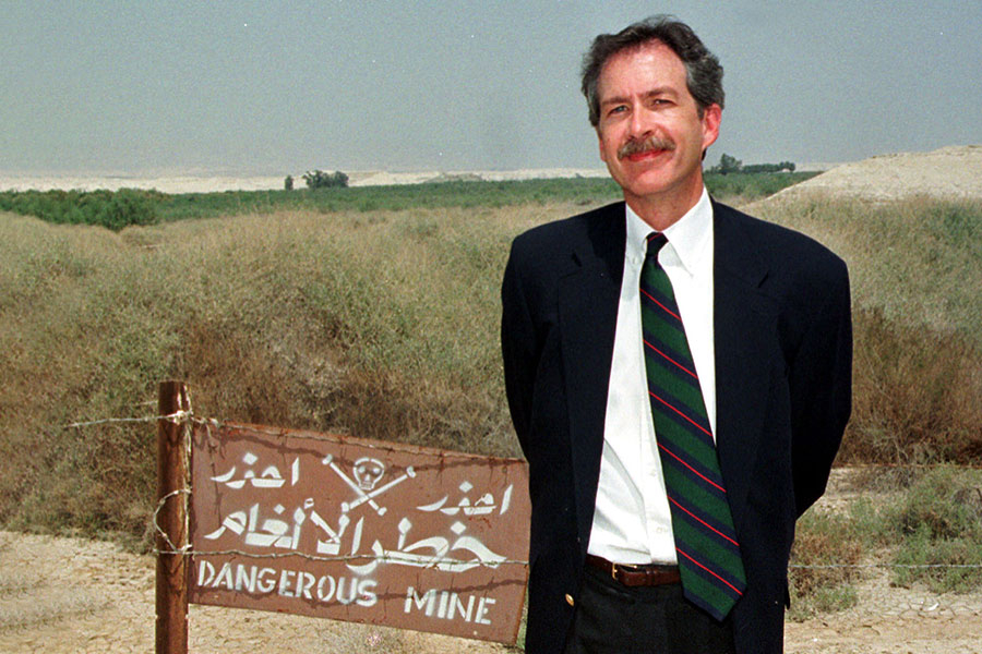 Уильям Бернс в районе заминированной земли вдоль иордано-израильской границы, 26 апреля 1999 года.