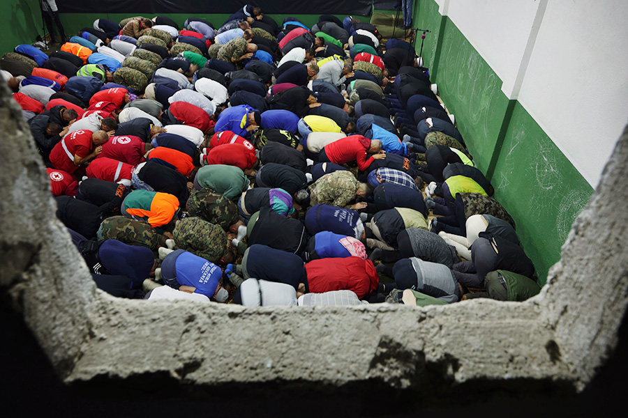 Боснийские мусульмане молятся неподалеку от братской могилы в Липле