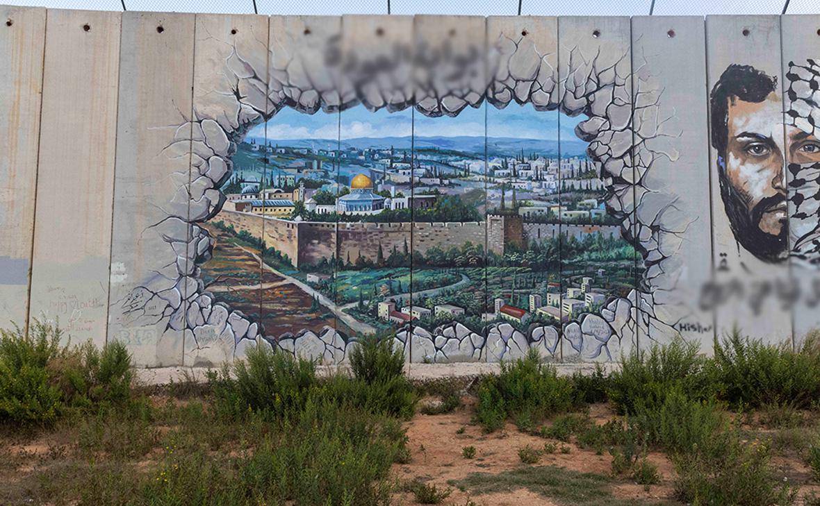 Мурал с изображением мечети Аль-Акса в Иерусалиме на стене, обозначающей ливанско-израильскую границу, октябрь&nbsp;2023 года
