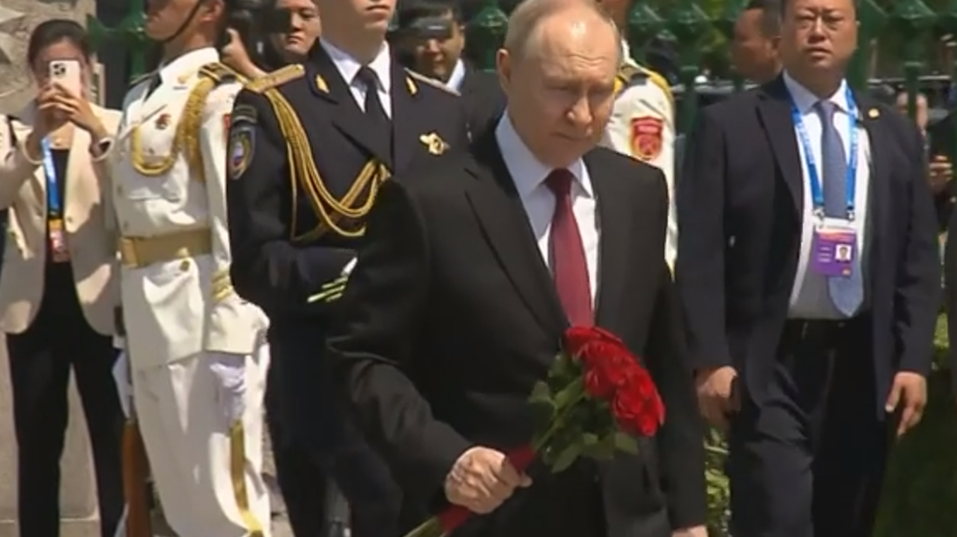 Путин возложил венок к памятнику советским воинам в Харбине