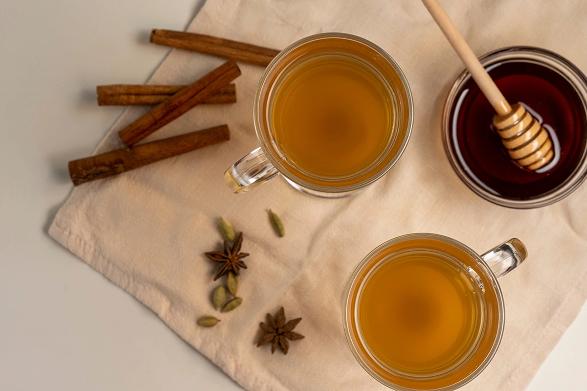 Сбитень готовят в России уже несколько веков. Еще до того, как в страну завезли чай, именно сбитнем согревались в холодное время года