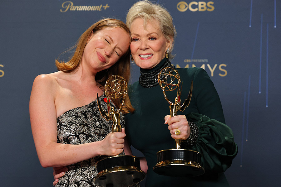 Две награды получил и сериал &laquo;Хитрости&raquo; (выходит с 2021 года). Статуэтку за лучшую актерскую игру в комедии забрала Джин Смарт (на фото справа), лучшей актрисой второго плана признали Хану Эйнбиндер (слева). Выступая на церемонии, Эйнбиндер высказалась против действий Американской иммиграционной службы и за освобождение Палестины.