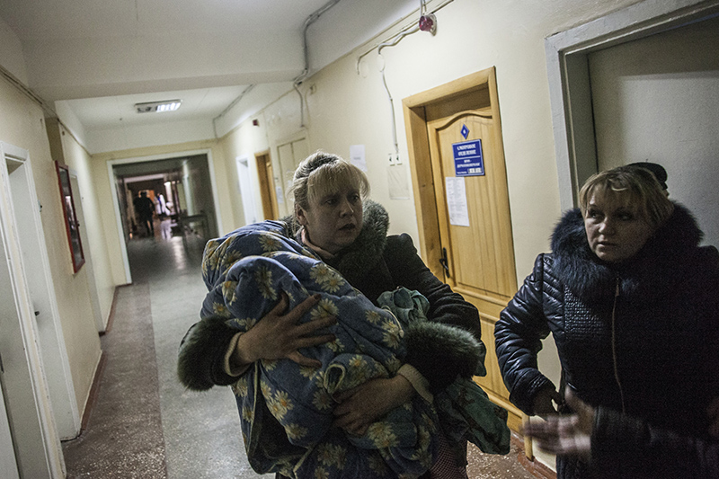 Женщина с ребенком&nbsp;в подвале донецкой больницы №3, обстрелянной украинской артиллерией.

