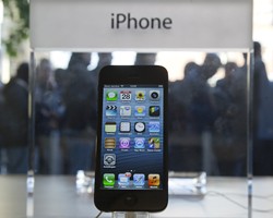 Китайские рабочие отказываются лучше собирать iPhone 5 