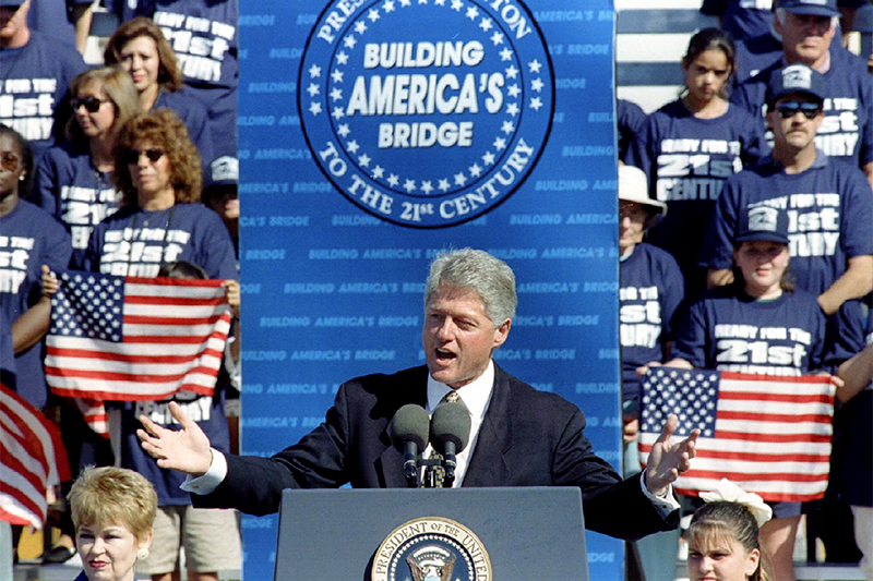 Президент: Билл Клинтон, 1996 год

Лозунг: ​Building a bridge to the twenty-first century (&laquo;Построим мост в&nbsp;XXI век&raquo;)
