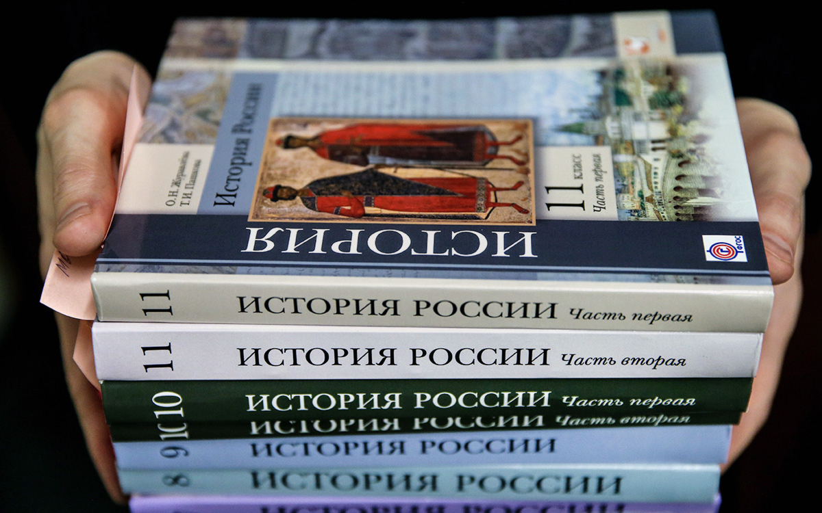Минпросвещения проверит учебники истории после критики Путина
