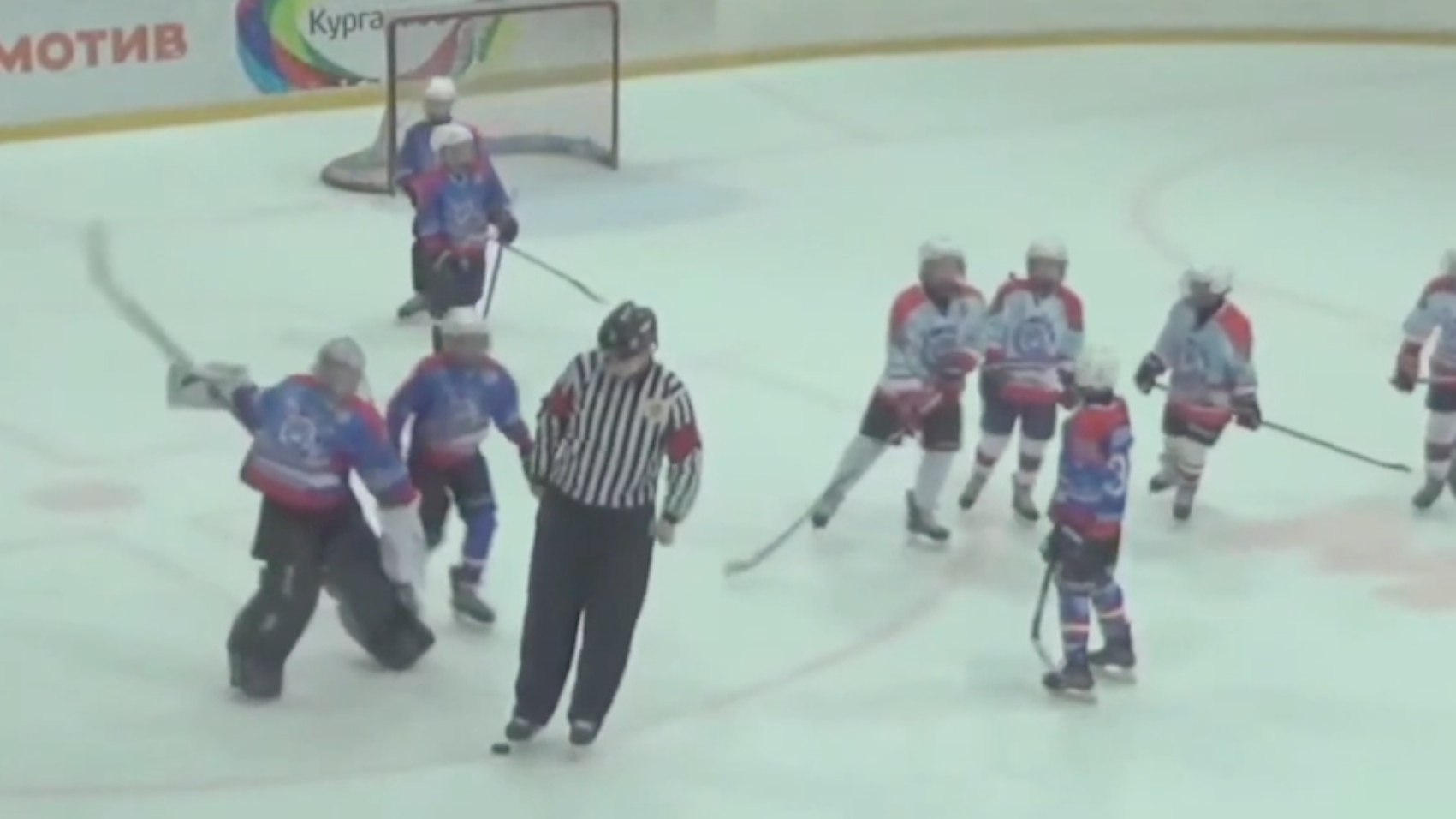 10-летний вратарь побил судей на хоккейном турнире. Видео