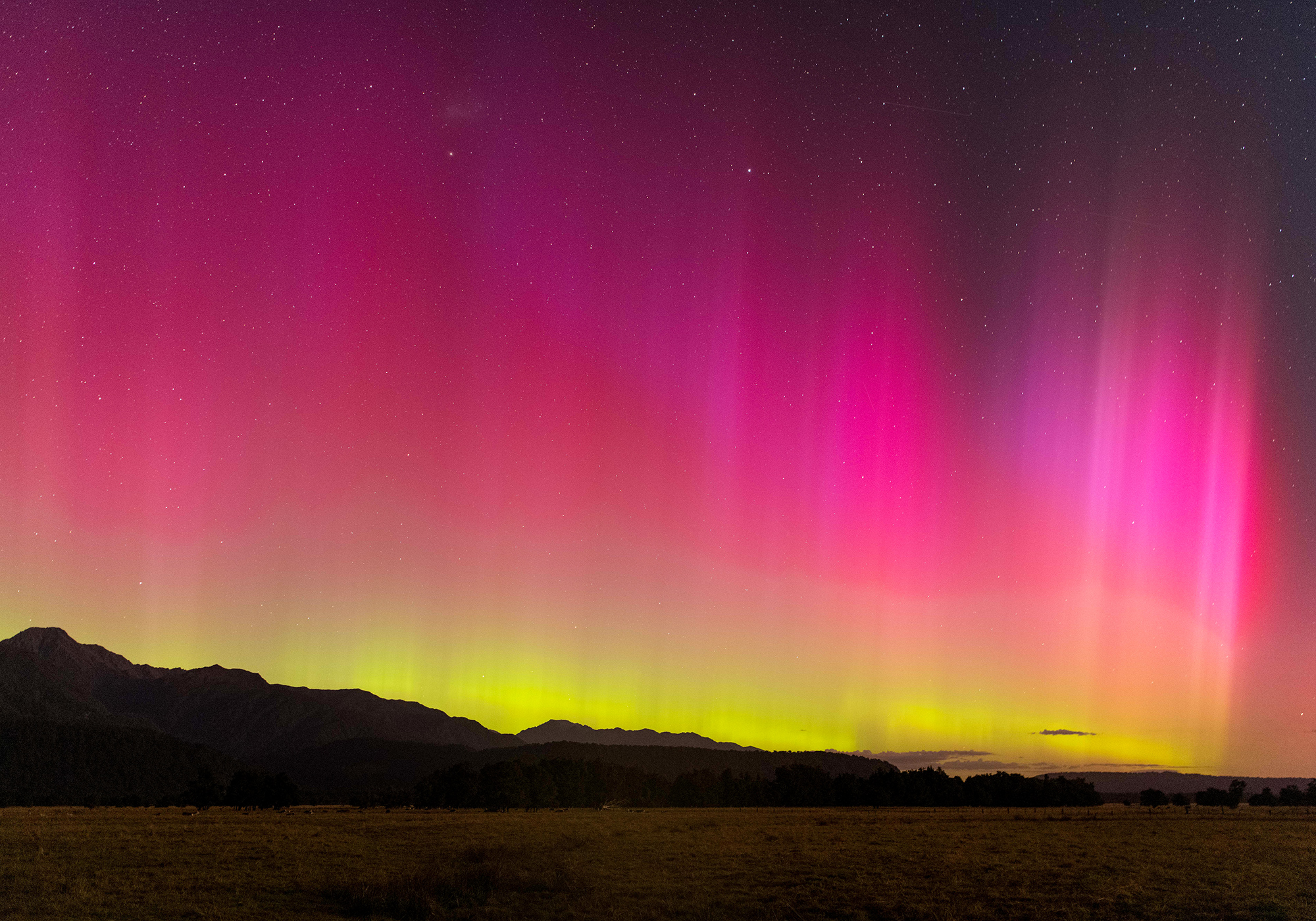 На фото&nbsp;&mdash; сияние освещает небо Веллингтона, Новая Зеландия. Полярное сияние может иметь различные оттенки синего, зеленого, красного и фиолетового, это связано с тем, молекулы какого газа попадают в определенную точку атмосферы