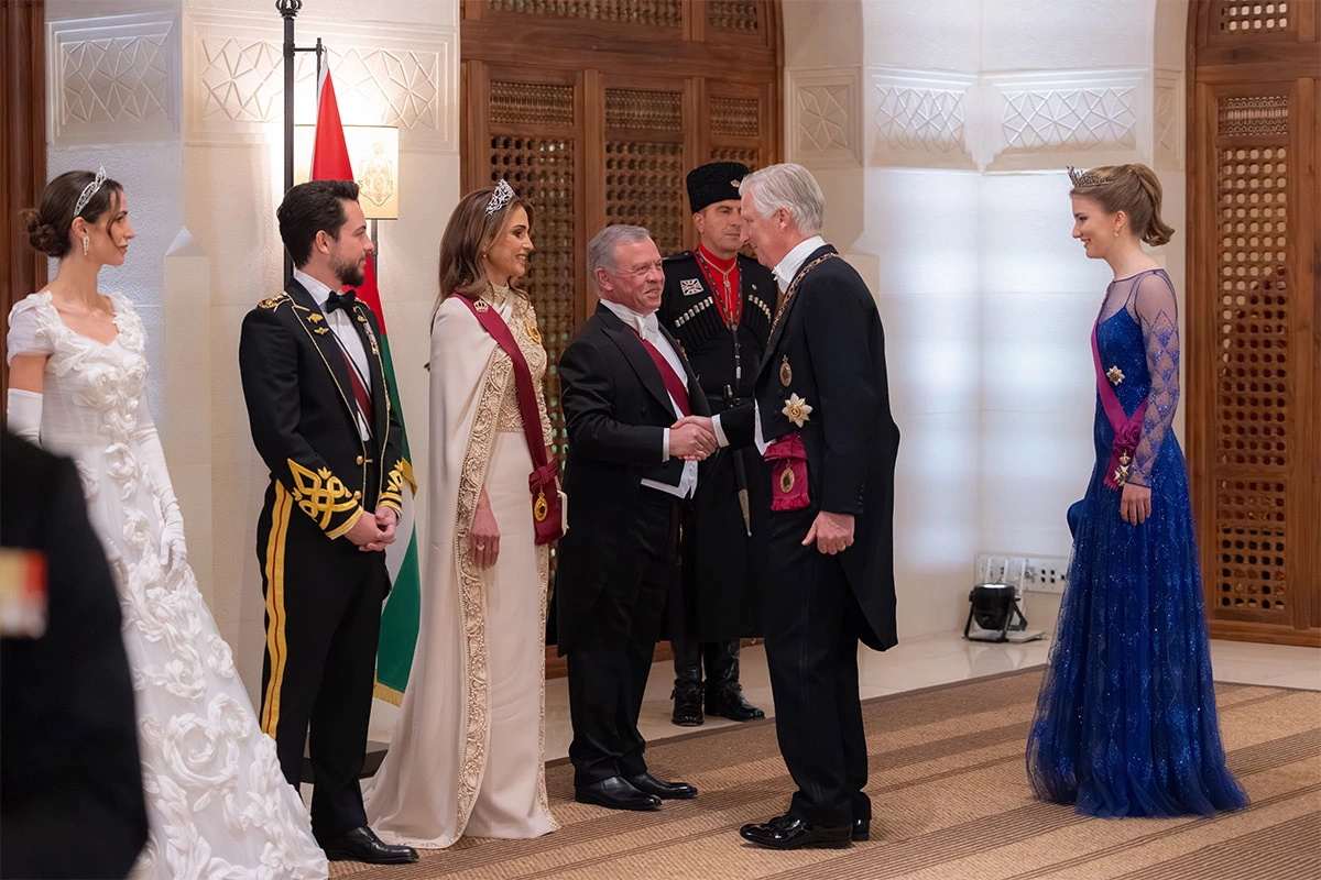 <p>Молодожены (принц Хусейн и принцесса Раджва) и родители жениха (король Абдалла и королева Рания) встречают на торжественном приеме короля Бельгии Филиппа и его дочь, наследную принцессу Елизавету</p>