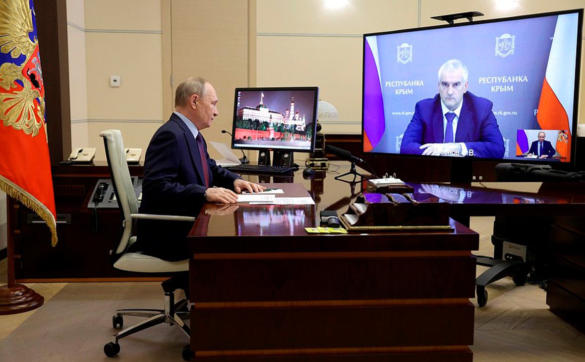 Владимир Путин и Сергей Аксенов во время встречи