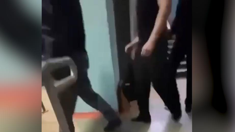 Напавшего с ножом на одноклассников школьника задержали