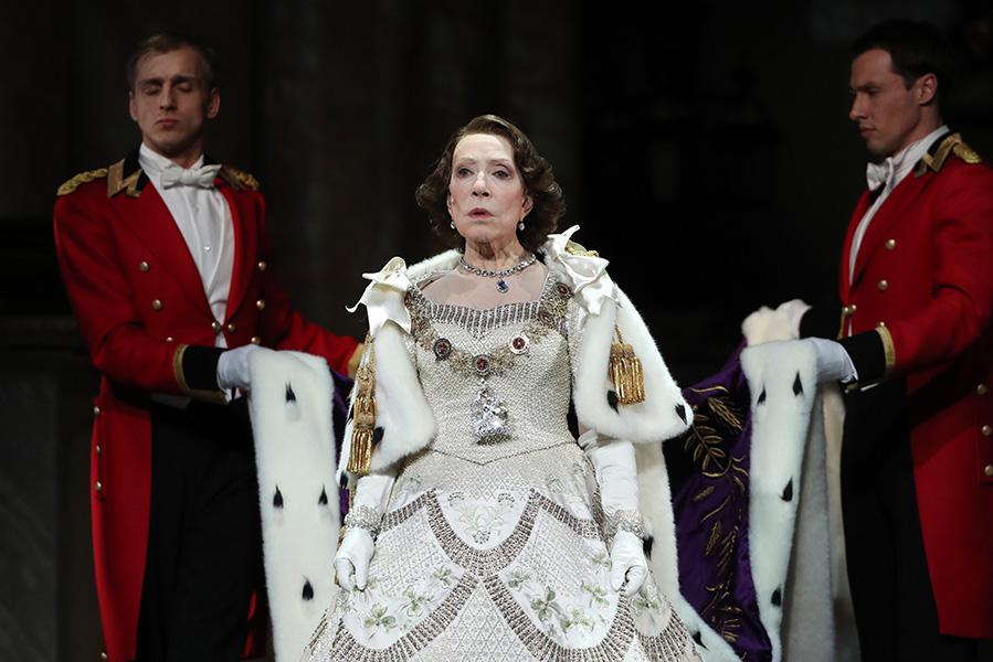Инна Чурикова в роли королевы Елизаветы II в спектакле &laquo;Аудиенция&raquo; на сцене Государственного театра наций, 2017 год