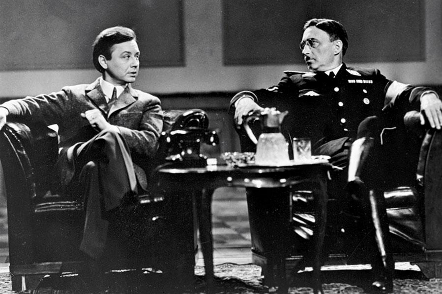 Актеры Олег Табаков в роли Шелленберга (слева) и Николай Прокопович в роли Гиммлера (справа) в телевизионном художественном фильме Татьяны Лиозновой &laquo;Семнадцать мгновений весны&raquo;