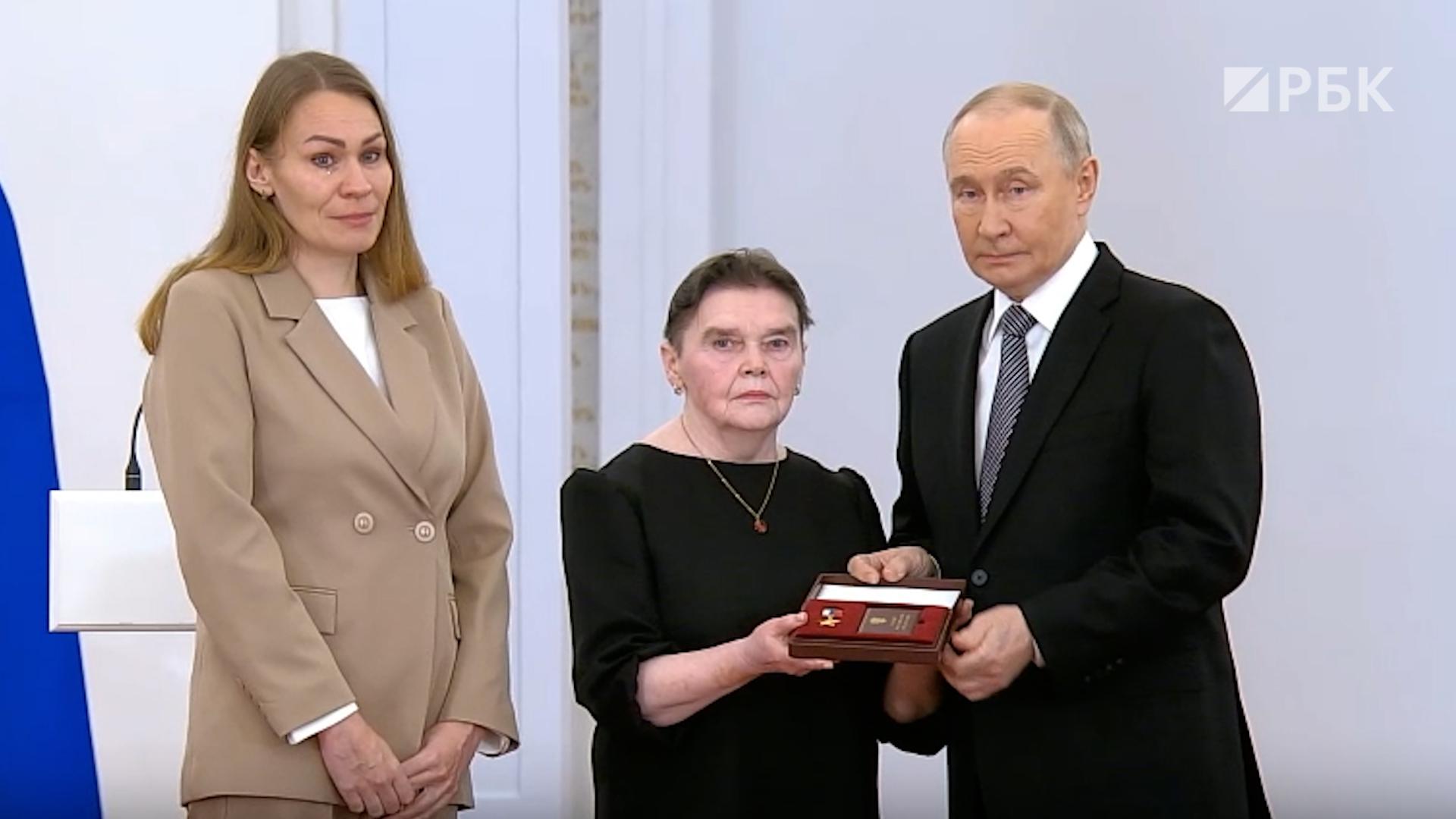 Путин в Кремле вручил участникам спецоперации звезды Героев России