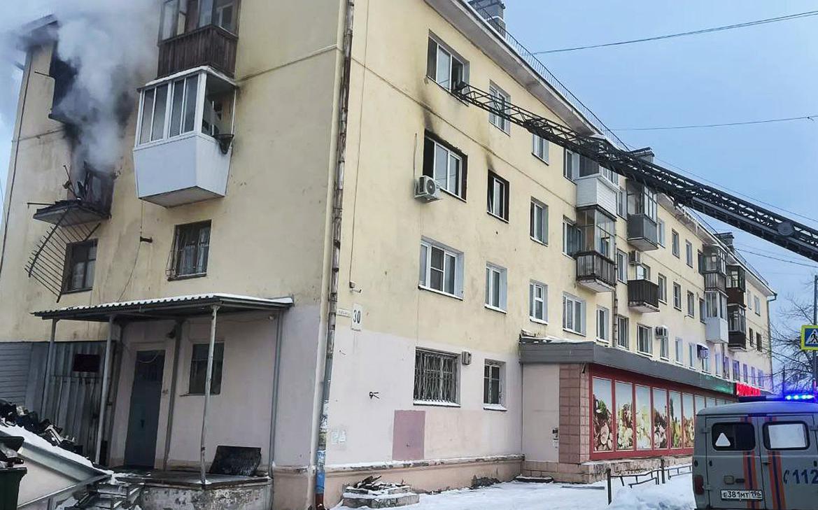 Три квартиры загорелись после взрыва газа в Свердловской области