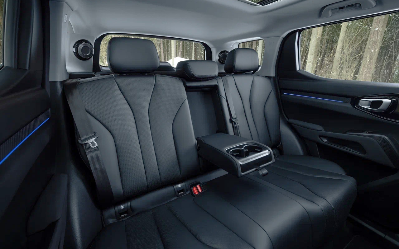 Одновременно в Haval H3 появился и задний откидной подлокотник с подстаканниками